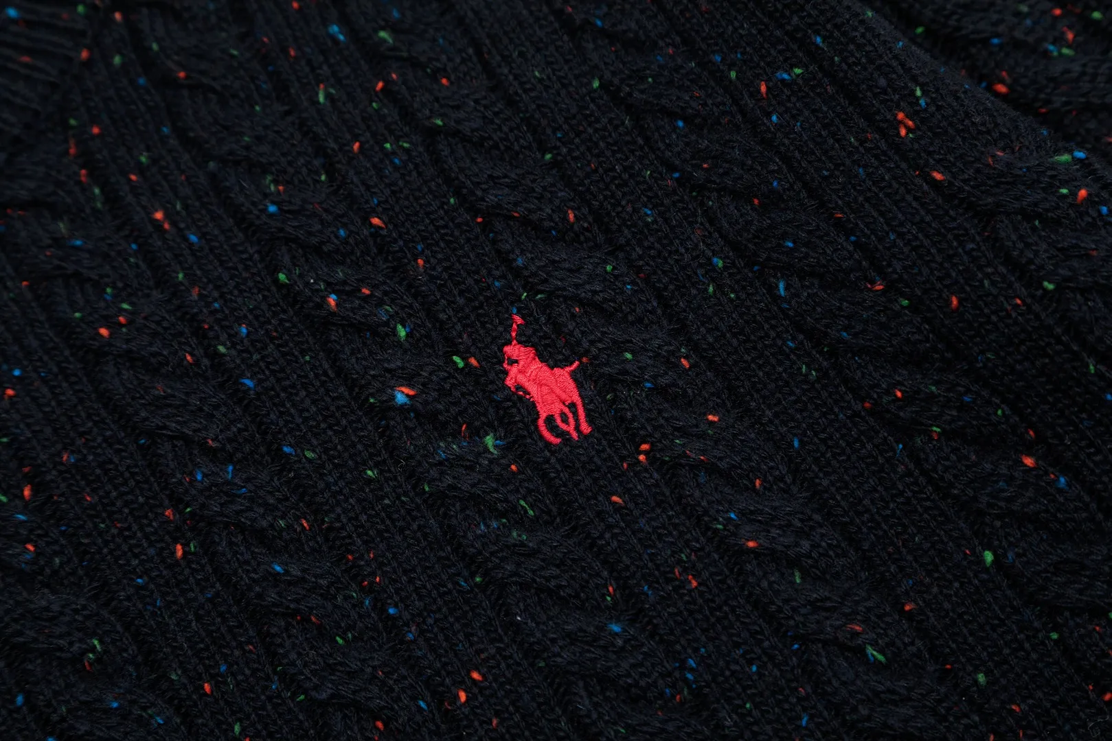 P220 Top quality" Style number: DS028# [Ralph Lauren wool blended pony embroidered logo twist knitted sweater] ✅Ralph Lauren gradient multi-color dot versatile couple's knitted round neck pullover sweater ✅15% merino cotton wool 85% wool blend Customized laser buttons Clean and clear texture ✅ZP quality 1:1 version Scan the code to enter the GF website Counter quality ✅Detailed quality The only one in Guangzhou Imported quality wool, focusing on high-end, cost-effective, good quality needless to say. ✅The version is restored to the original order. The maximum size can be worn up to 180 pounds. Loose, comfortable and stress-free. ✅The upper body is simple and easy to match. A must-have for ootd. Good-looking clothes are never picky. A must-have in couples' wardrobes. Size: S-L. Color: Navy blue, light blue, off-white, gray, Christmas red.